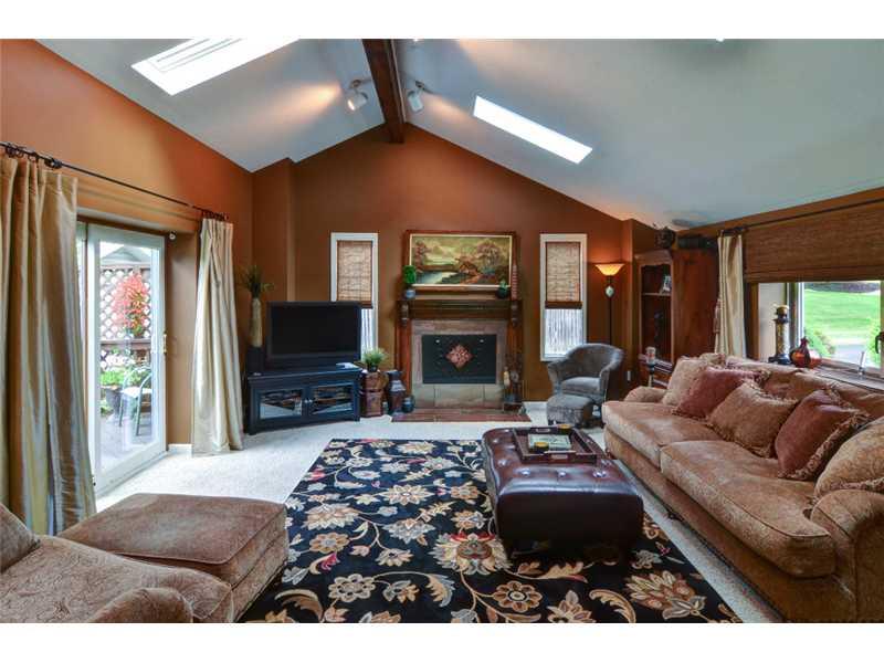 3821 Shepard Road Gibsonia, PA 15044 - Photo 4 of 22 Living Room.