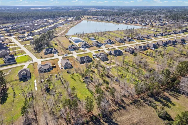 a view of residential houses with outdoor space