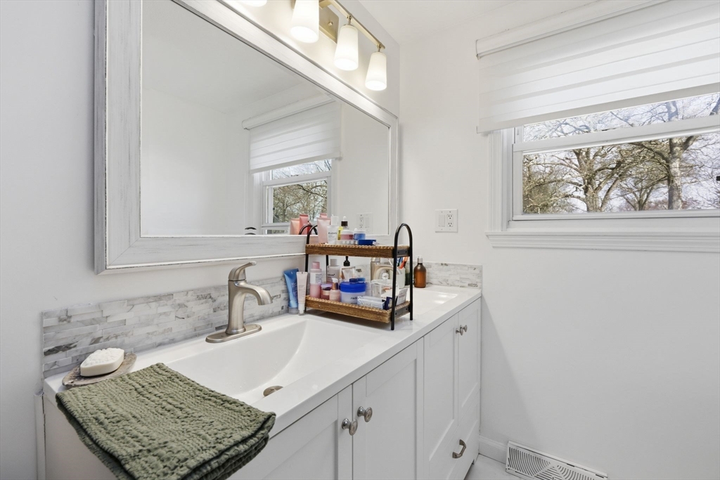 28 Drumlin Road Springfield, MA 01108 - Photo 15 of 38 Gallery Image 15