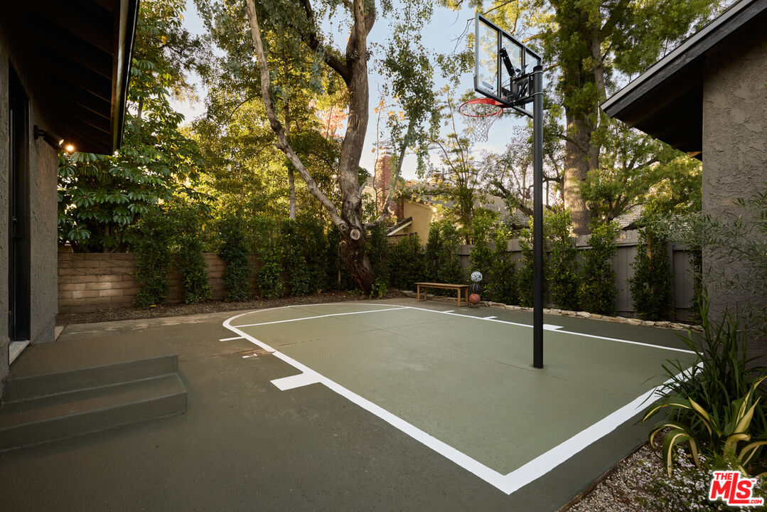 17539 West Magnolia Boulevard Encino, CA 91316 - Photo 28 of 31 a view of a tennis court