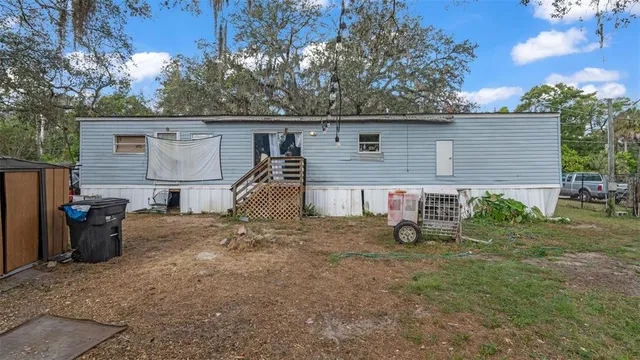 a view of a house with backyard