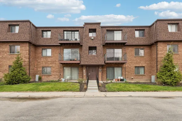 $225,000 | 702 Cobblestone Circle, Unit D, Glenview, IL 60025