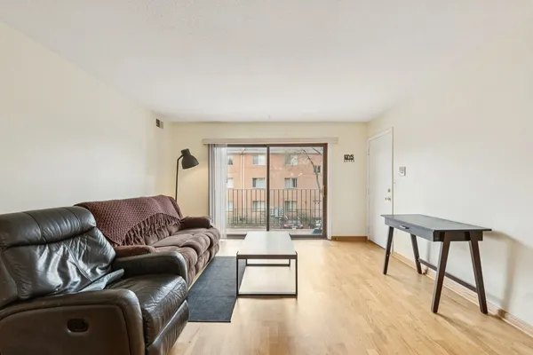 $225,000 | 702 Cobblestone Circle, Unit D, Glenview, IL 60025
