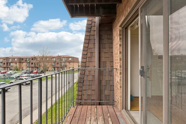 $225,000 | 702 Cobblestone Circle, Unit D, Glenview, IL 60025