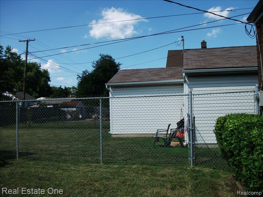 3216 Greyfriars Detroit, MI 48217 - Photo 8 of 23 DSCF0891