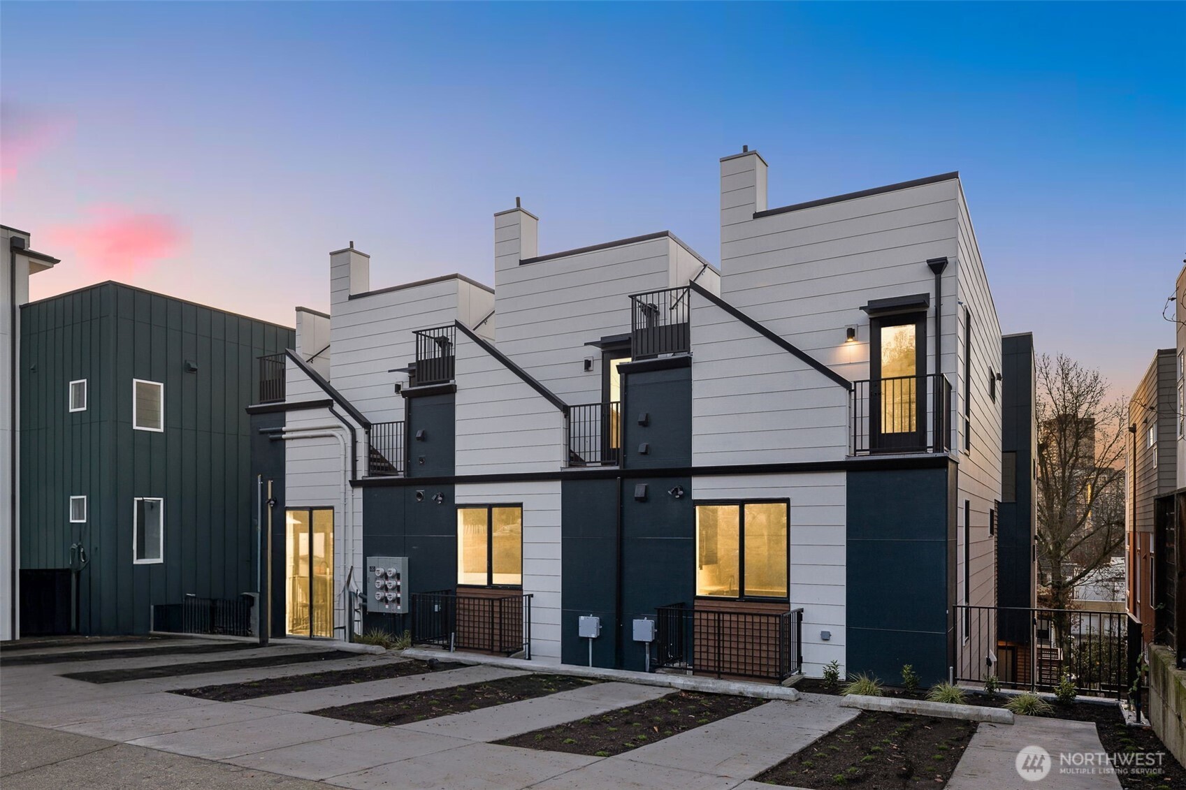 914 A 15th Avenue Seattle, WA 98122 - Photo 25 of 35 a front view of a house