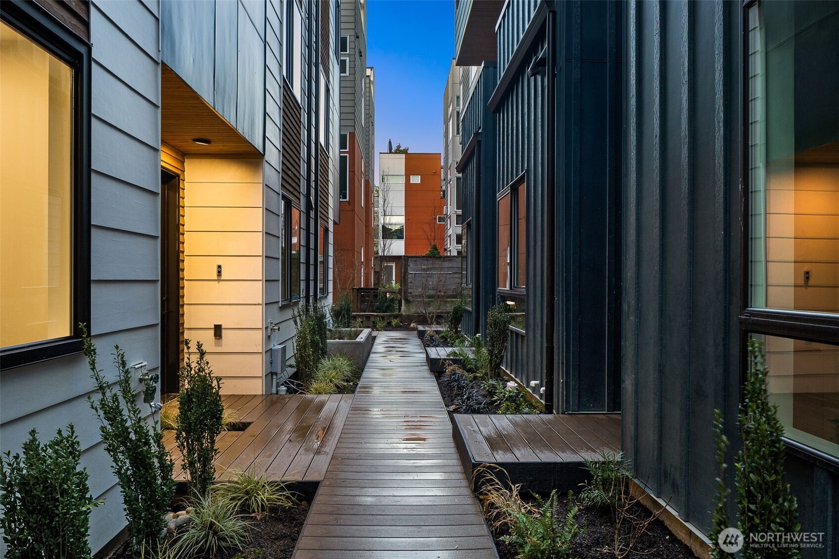 914 A 15th Avenue Seattle, WA 98122 - Photo 26 of 35 a view of balcony with potted plants
