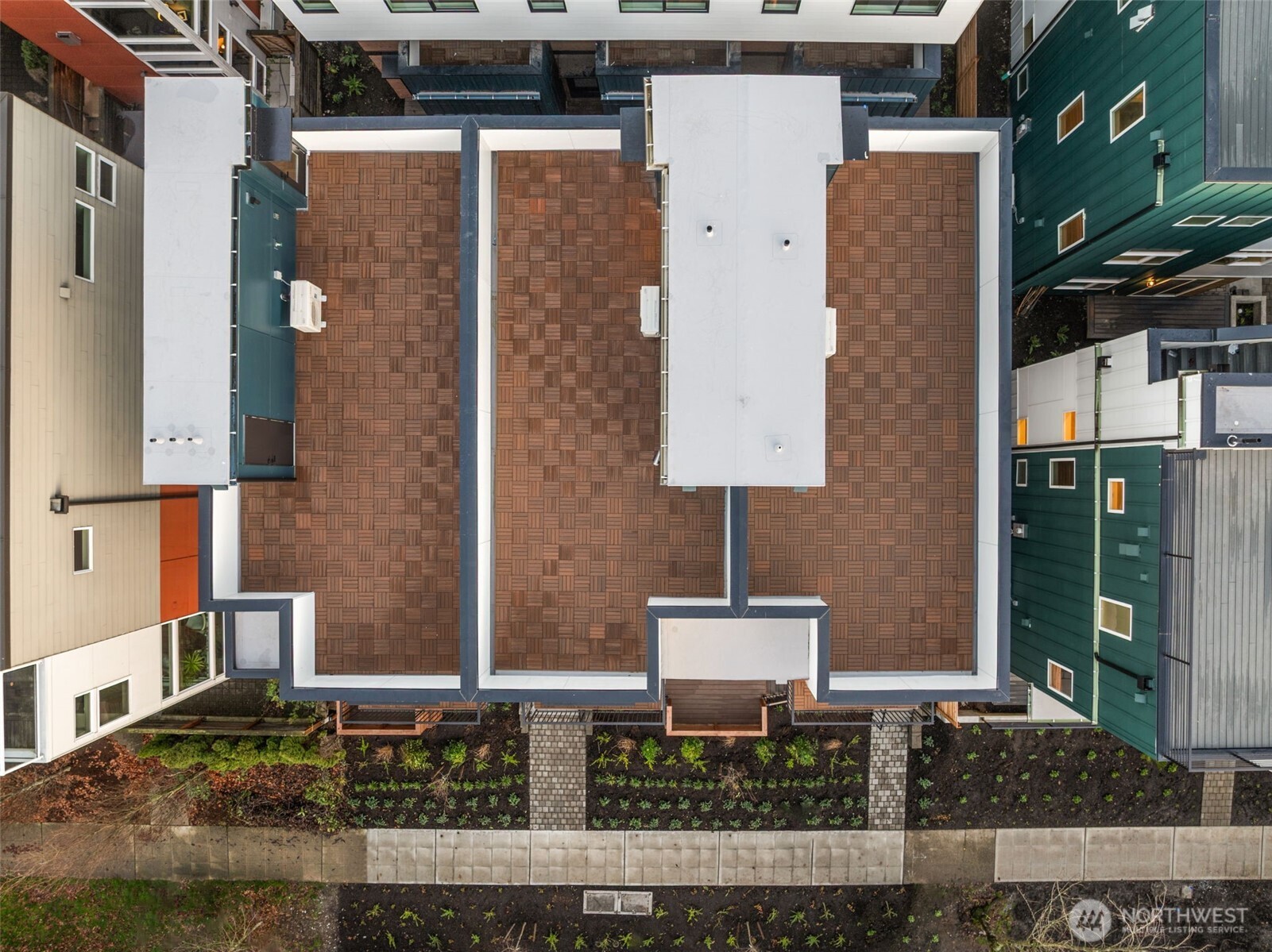 914 A 15th Avenue Seattle, WA 98122 - Photo 27 of 35 a front view of a house with garden