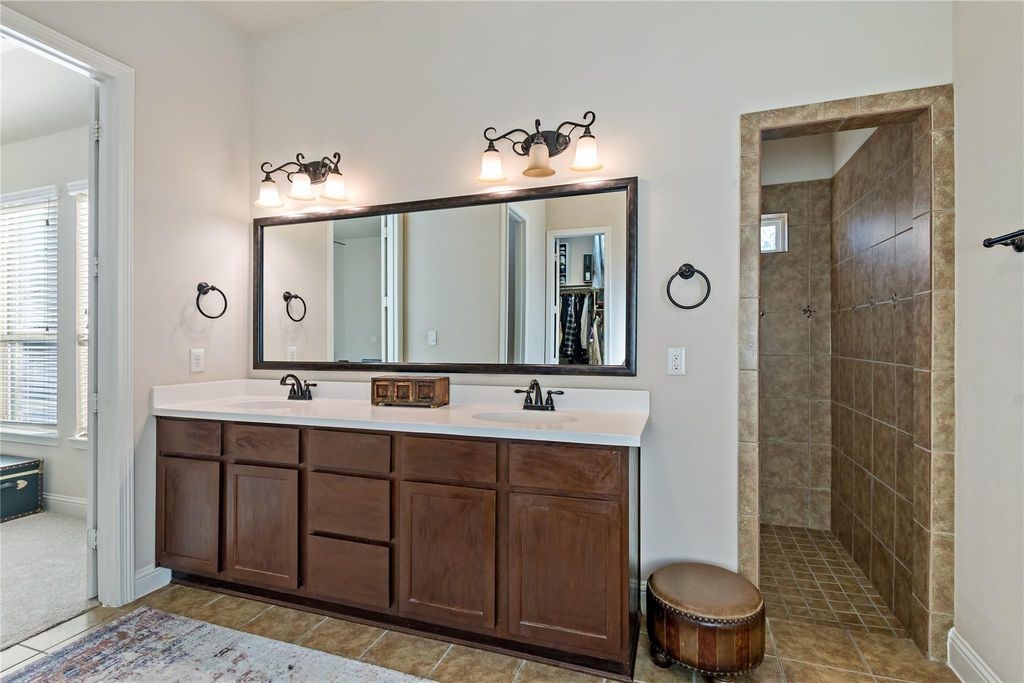 8126 Spreadwing Street Conroe, TX 77385 - Photo 16 of 27 Primary Bath