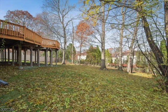 a view of a yard with a house
