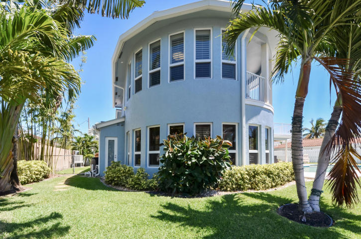 790 Forsyth Street Boca Raton, FL 33487 - Photo 3 of 27 a front view of a house with a yard