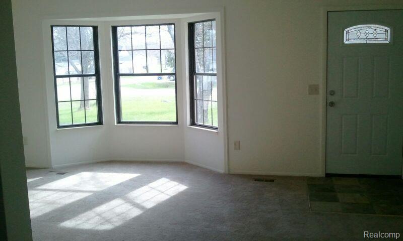 2820 Emmons Avenue Rochester, MI 48307 - Photo 7 of 12 2014-04-28 09.59