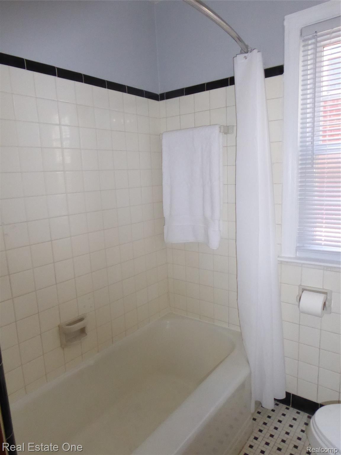 403 West Webster Road Royal Oak, MI 48073 - Photo 14 of 20 VINTAGE CLASSIC BLACK & WHITE C/T BATH - DECO STYLE TUB