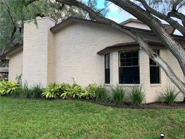 a view of a house with backyard