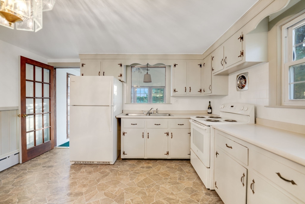 390 Old Fall River Road Dartmouth, MA 02747 - Photo 8 of 21 Gallery Image 8