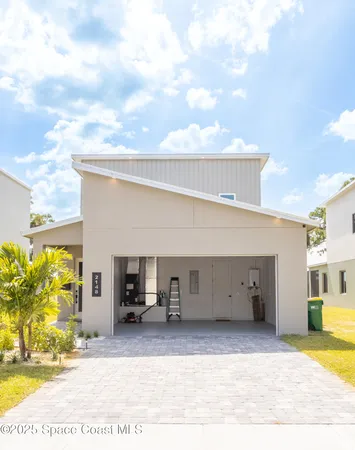 a view of a back yard of the building