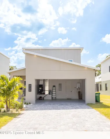 a view of a back yard of the building