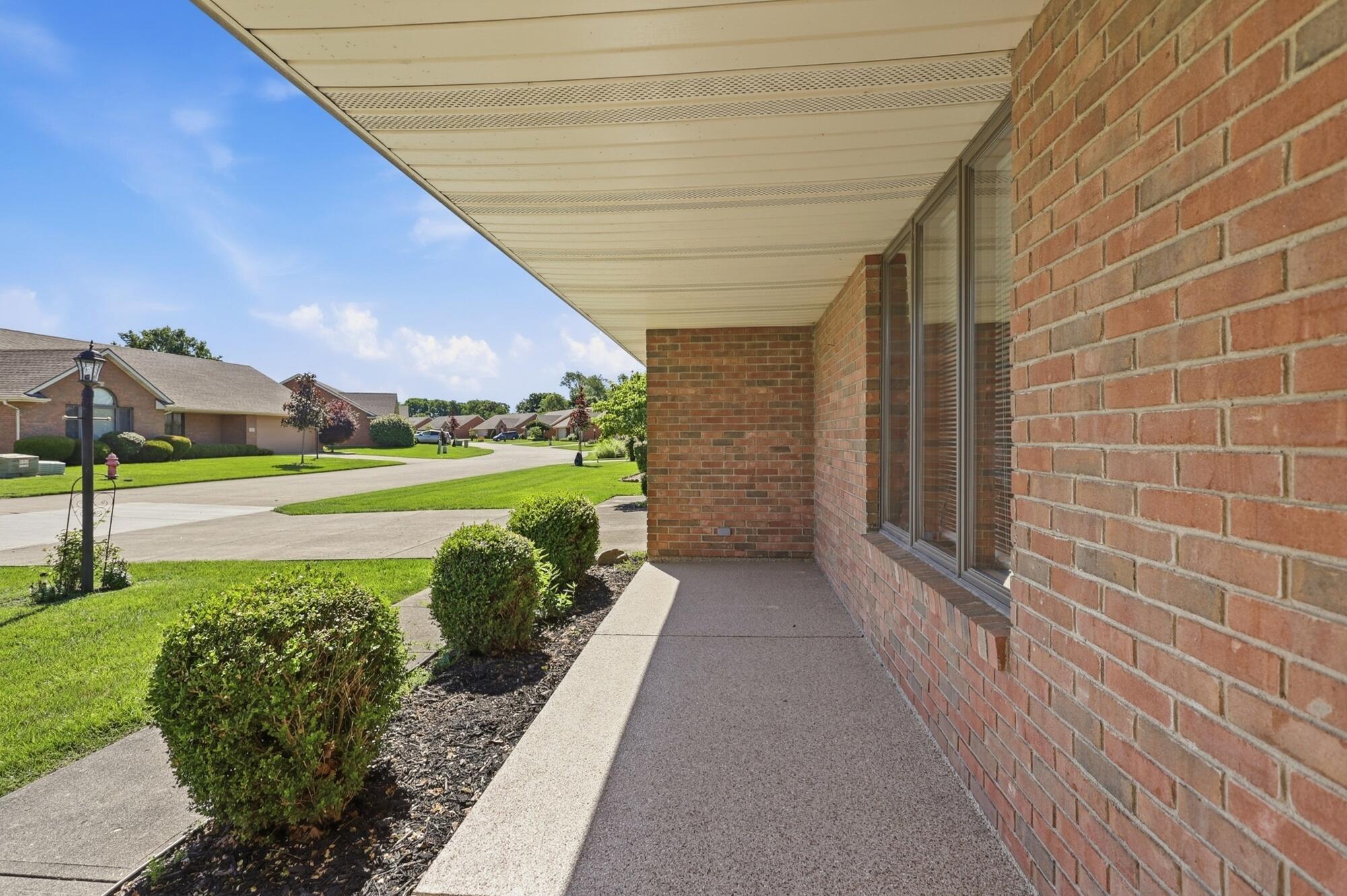 1703 Fox Ridge Drive Springfield, OH 45503 - Photo 3 of 43 009
