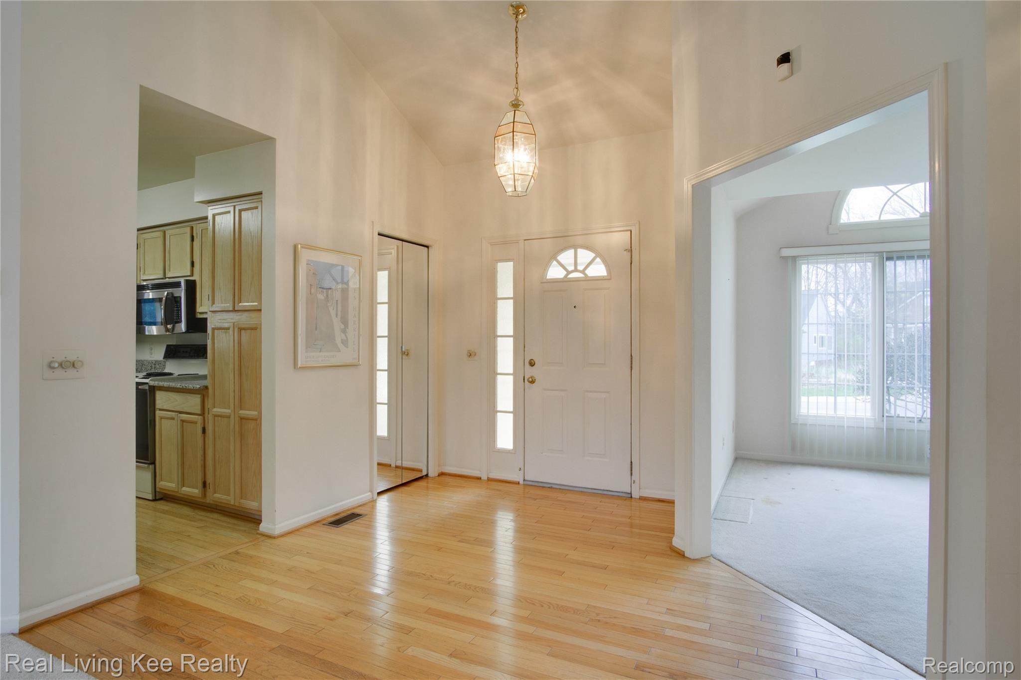 3412 Fairgrove Terrace, Unit 33 Rochester, MI 48309 - Photo 2 of 27 Foyer.jpg