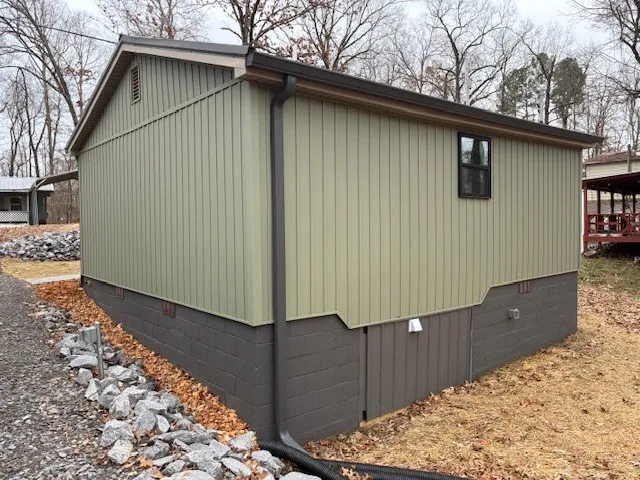 a view of a backyard