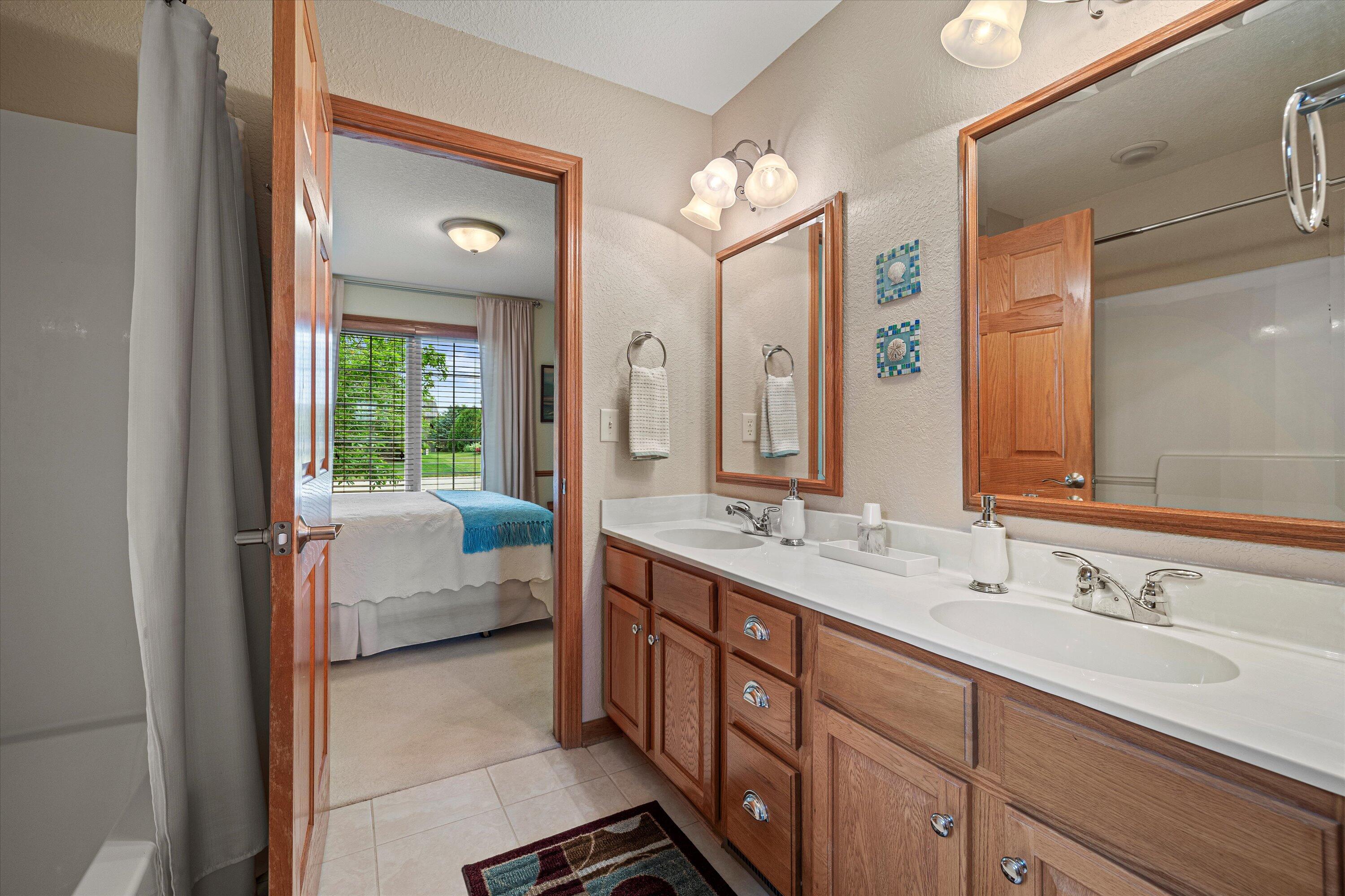 1855 River Lakes Road South Oconomowoc, WI 53066 - Photo 28 of 40 Bath