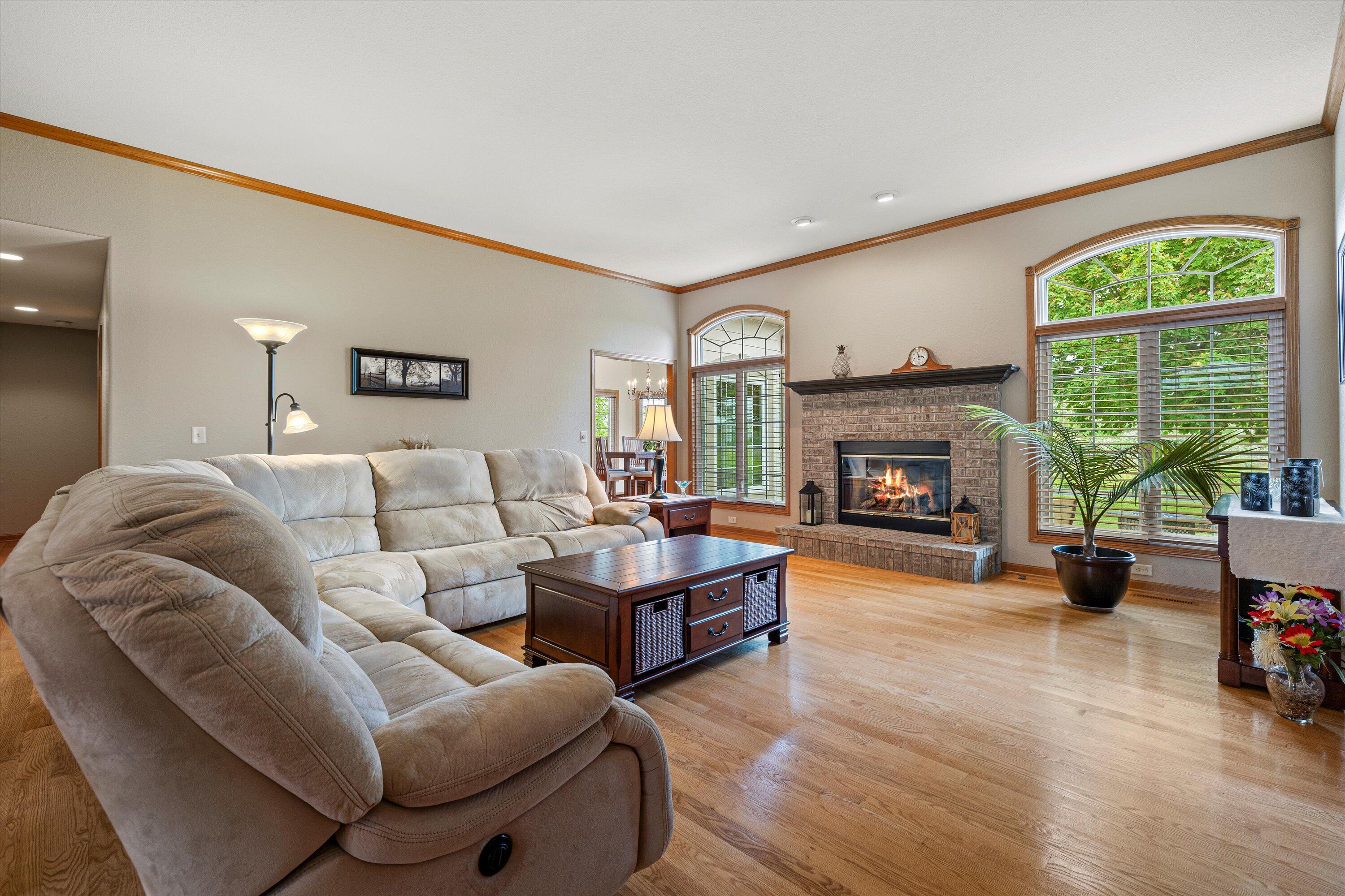 1855 River Lakes Road South Oconomowoc, WI 53066 - Photo 3 of 40 Great Room