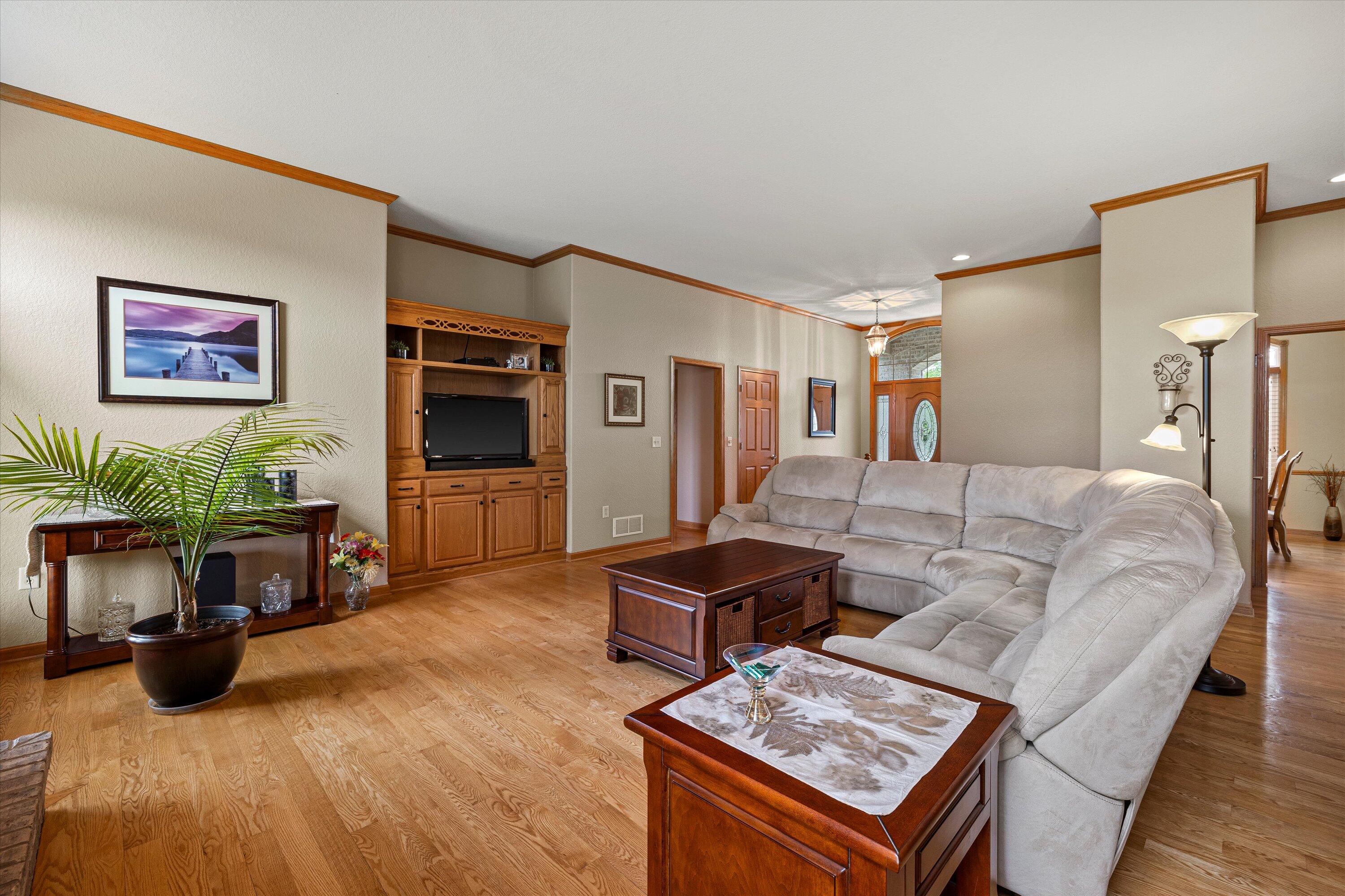 1855 River Lakes Road South Oconomowoc, WI 53066 - Photo 4 of 40 Great Room