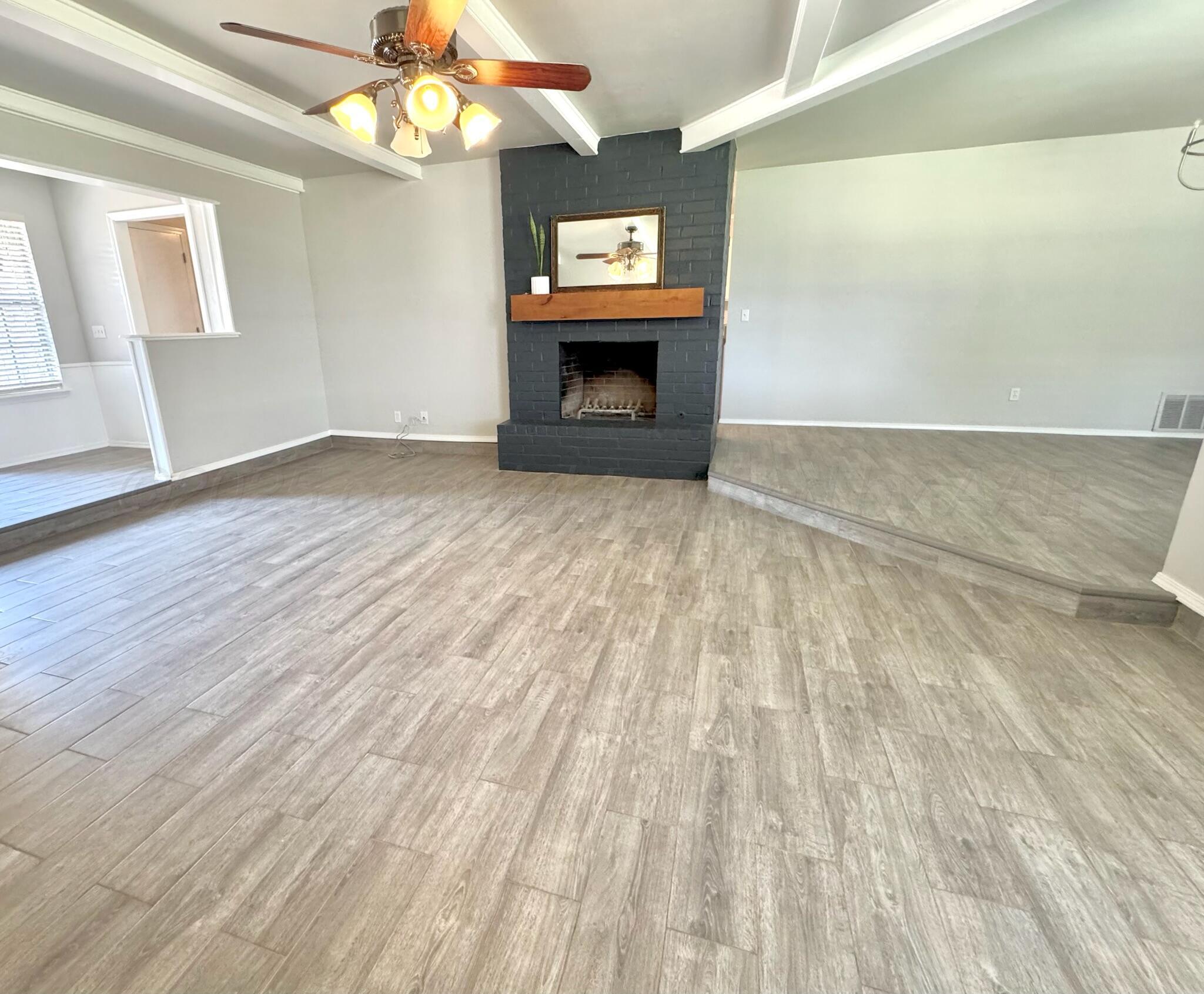 6800 Rochelle Lane Amarillo, TX 79109 - Photo 5 of 30 LIving Room 2