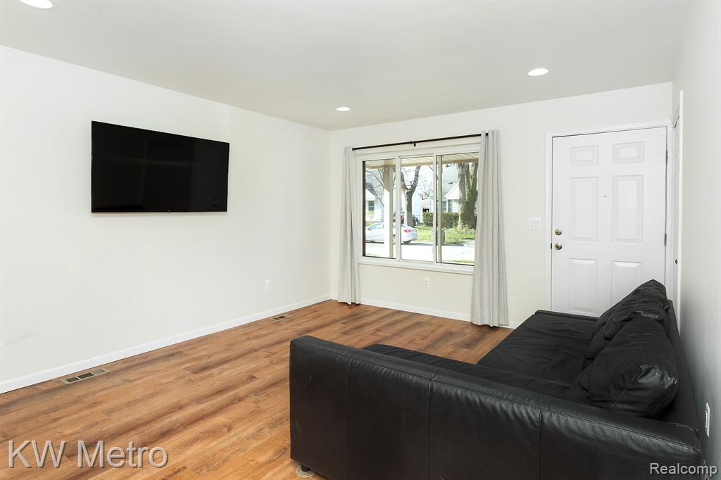 2221 Dorothea Road Berkley, MI 48072 - Photo 4 of 32