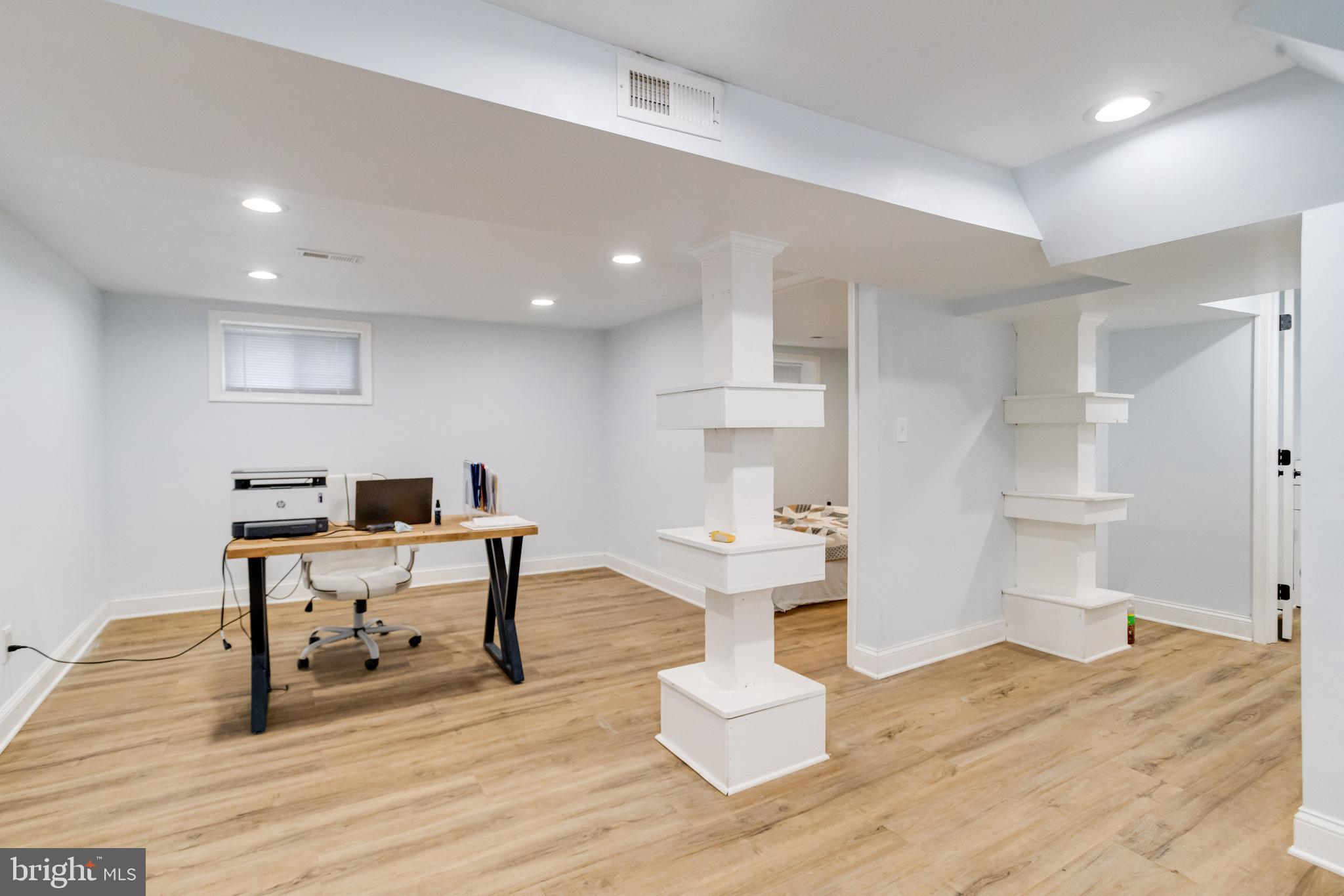 7932 Philadelphia Road Baltimore, MD 21237 - Photo 29 of 44 a workspace with furniture