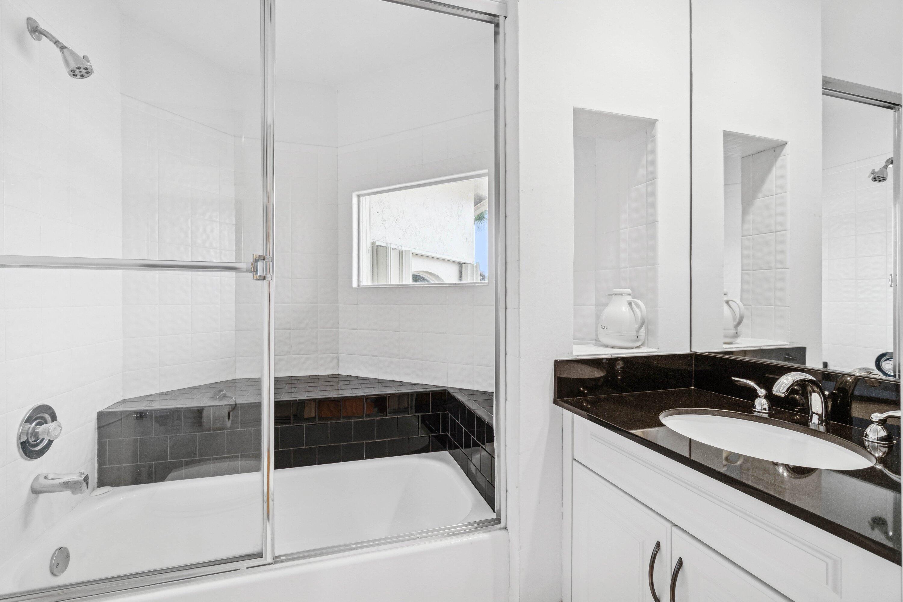 6237 San Michel Way Delray Beach, FL 33484 - Photo 22 of 50 Jack & Jill Bathroom