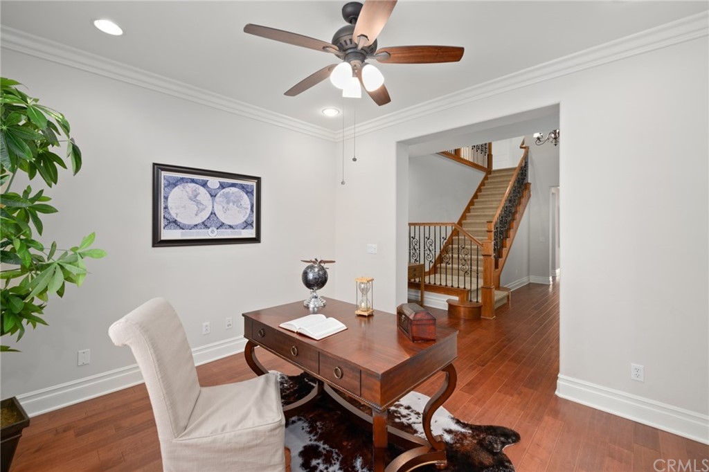 825 Cambridge Court Pasadena, CA 91107 - Photo 18 of 58 a view of a livingroom with furniture and a potted plant