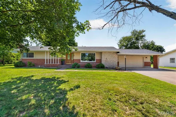 $299,900 | 1007 North Hillcrest Drive, Sparta, IL 62286