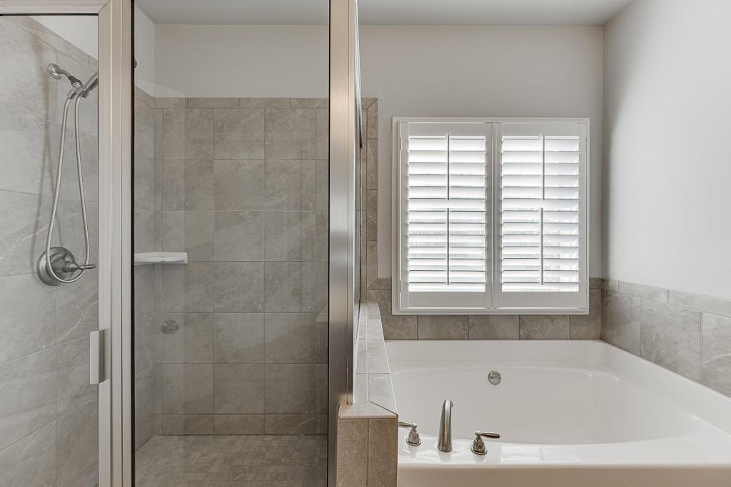 567 Lillian Way Jefferson, GA 30549 - Photo 32 of 80 a bathroom with a bathtub and shower
