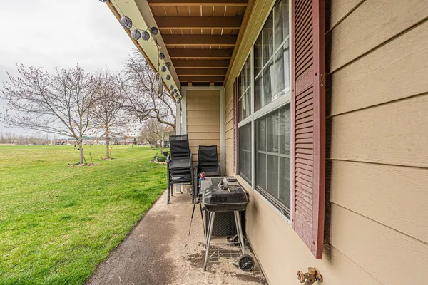 $2,000 | 691 West Streamwood Boulevard, Unit A, Streamwood, IL 60107