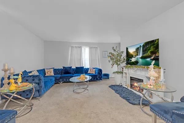 $2,000 | 691 West Streamwood Boulevard, Unit A, Streamwood, IL 60107