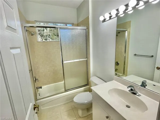 a view of a livingroom with a ceiling fan