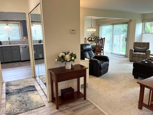 702 Tennyson Rochester Hills, MI 48307 - Photo 4 of 31