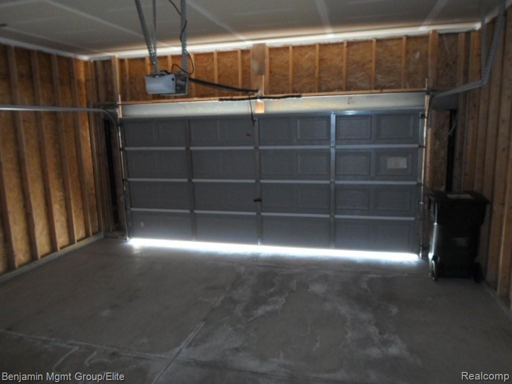 2150 Lagoon Drive Rochester, MI 48309 - Photo 3 of 11 GARAGE
