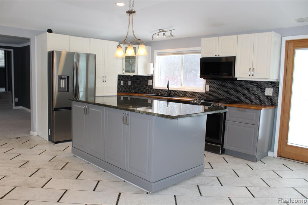 896 Grace Avenue Rochester Hills, MI 48307 - Photo 4 of 24