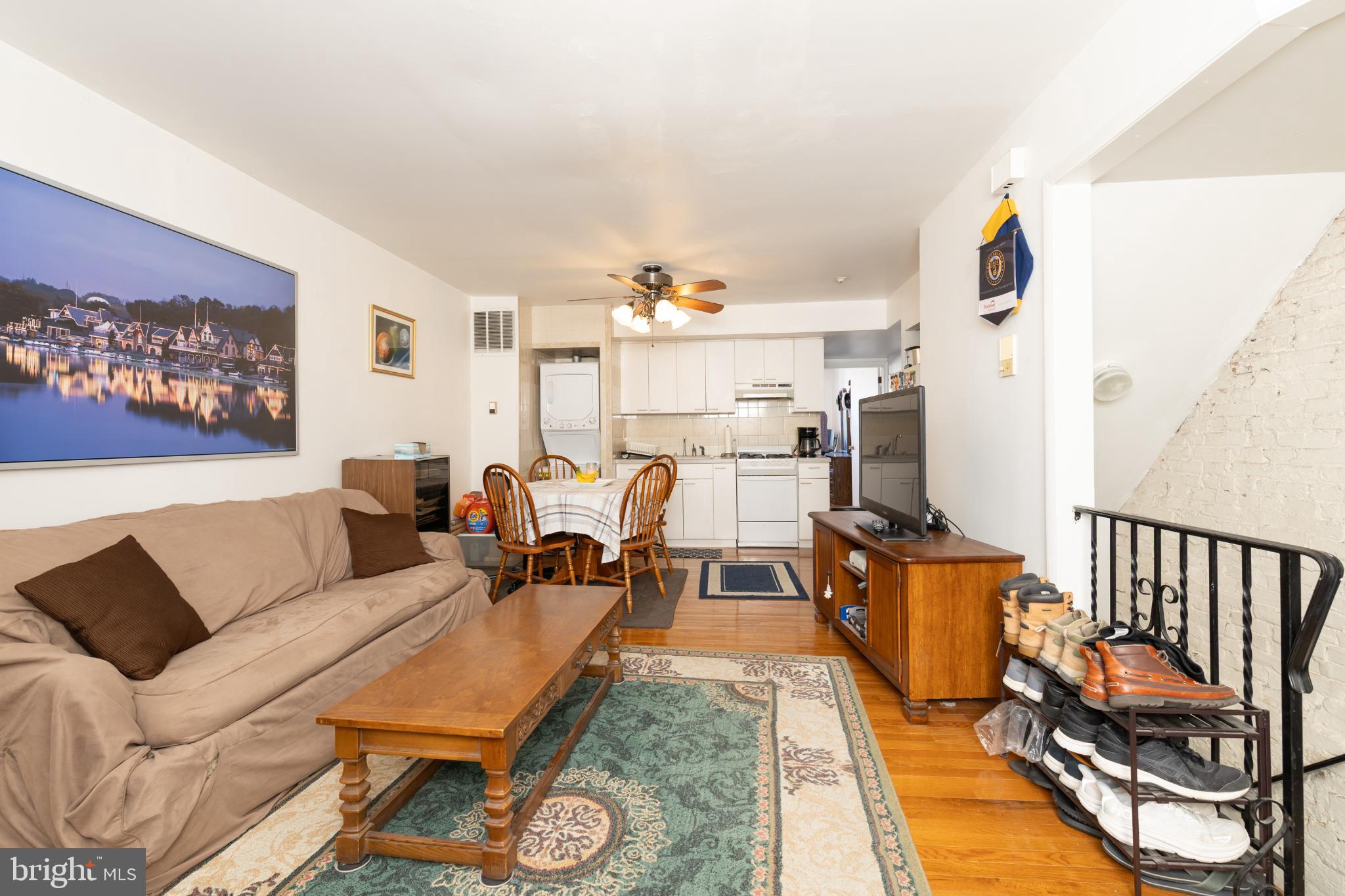 910 Mountain Street Philadelphia, PA 19148 - Photo 19 of 26 a living room with furniture