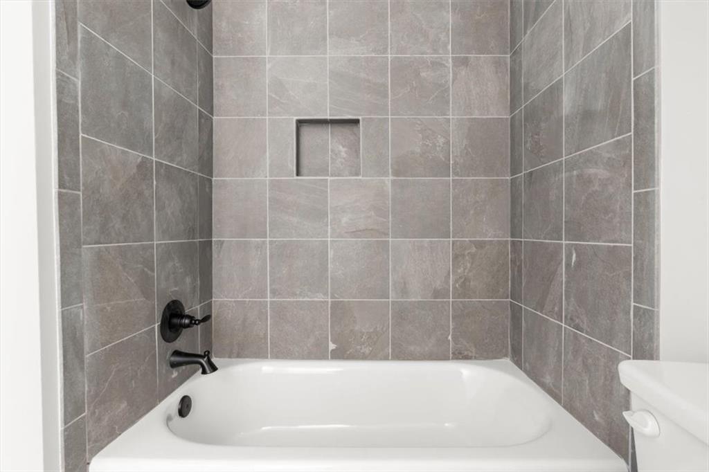 30 Rushden Way Southeast Rome, GA 30161 - Photo 33 of 58 a bathroom with a bathtub