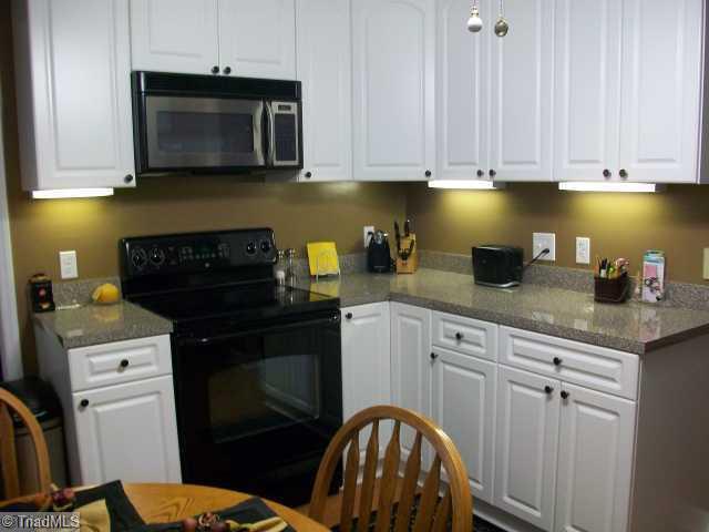 3207 Rolling Road High Point, NC 27265 - Photo 2 of 12 Kitchen.