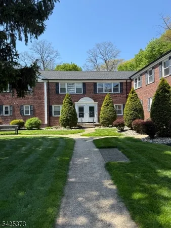 $1,800 | 364 Orange Road, Unit B15, Montclair, NJ 07042