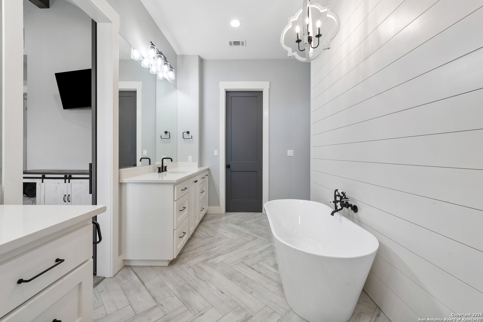 32139 Giboney Road Hempstead, TX 77445 - Photo 25 of 65 a bathroom with a sink a mirror and a bathtub