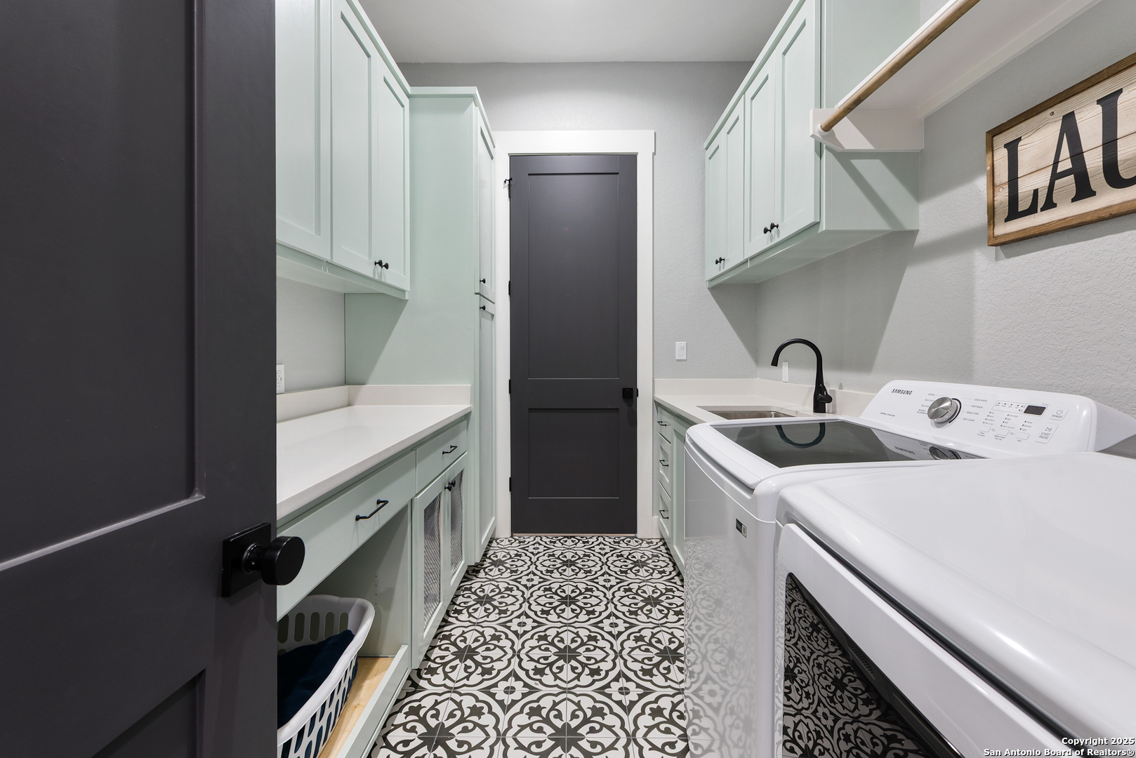 32139 Giboney Road Hempstead, TX 77445 - Photo 35 of 65 a kitchen that has a sink and a stove