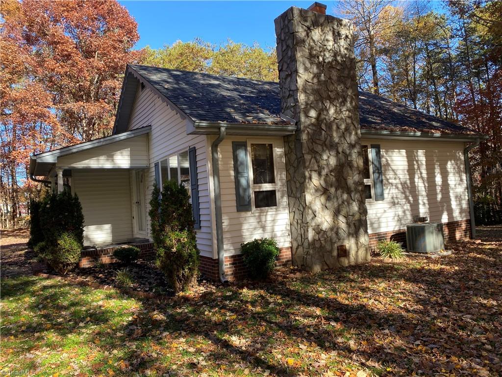 139 Ridgewood Drive Mount Airy, NC 27030 - Photo 3 of 36