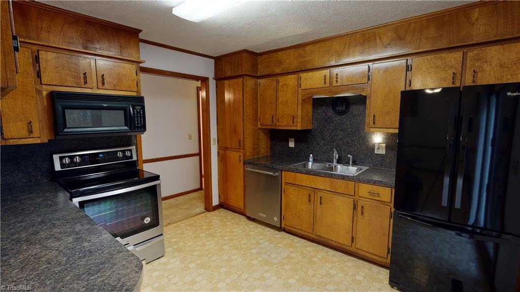 139 Ridgewood Drive Mount Airy, NC 27030 - Photo 8 of 36