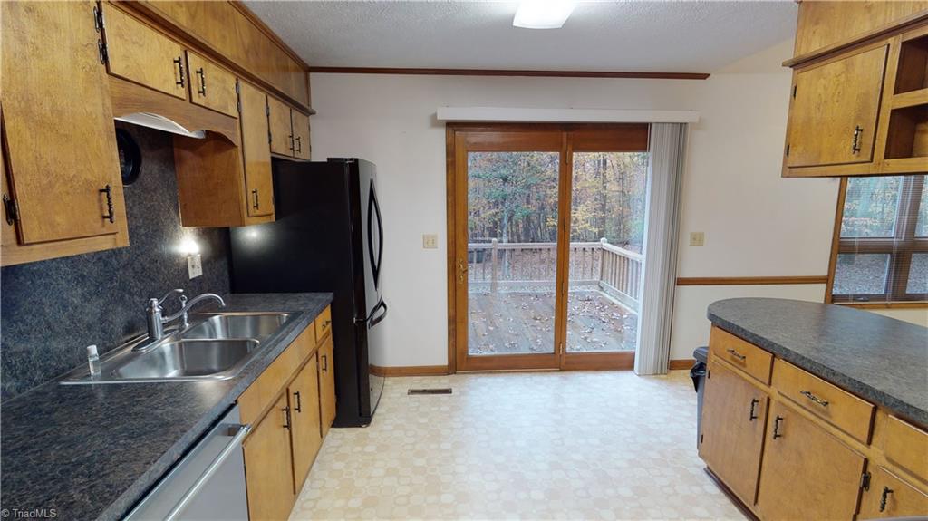 139 Ridgewood Drive Mount Airy, NC 27030 - Photo 9 of 36