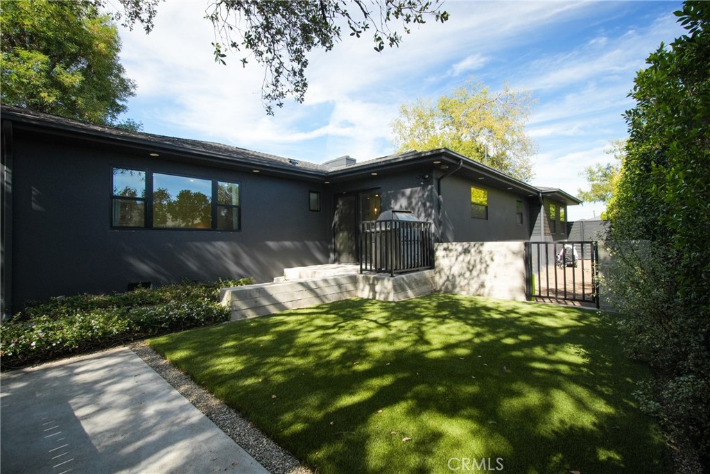 705 Rim Road Pasadena, CA 91107 - Photo 23 of 25 Side Yard